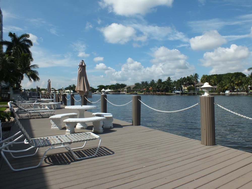 Holiday Isle Yacht Club 52/76
