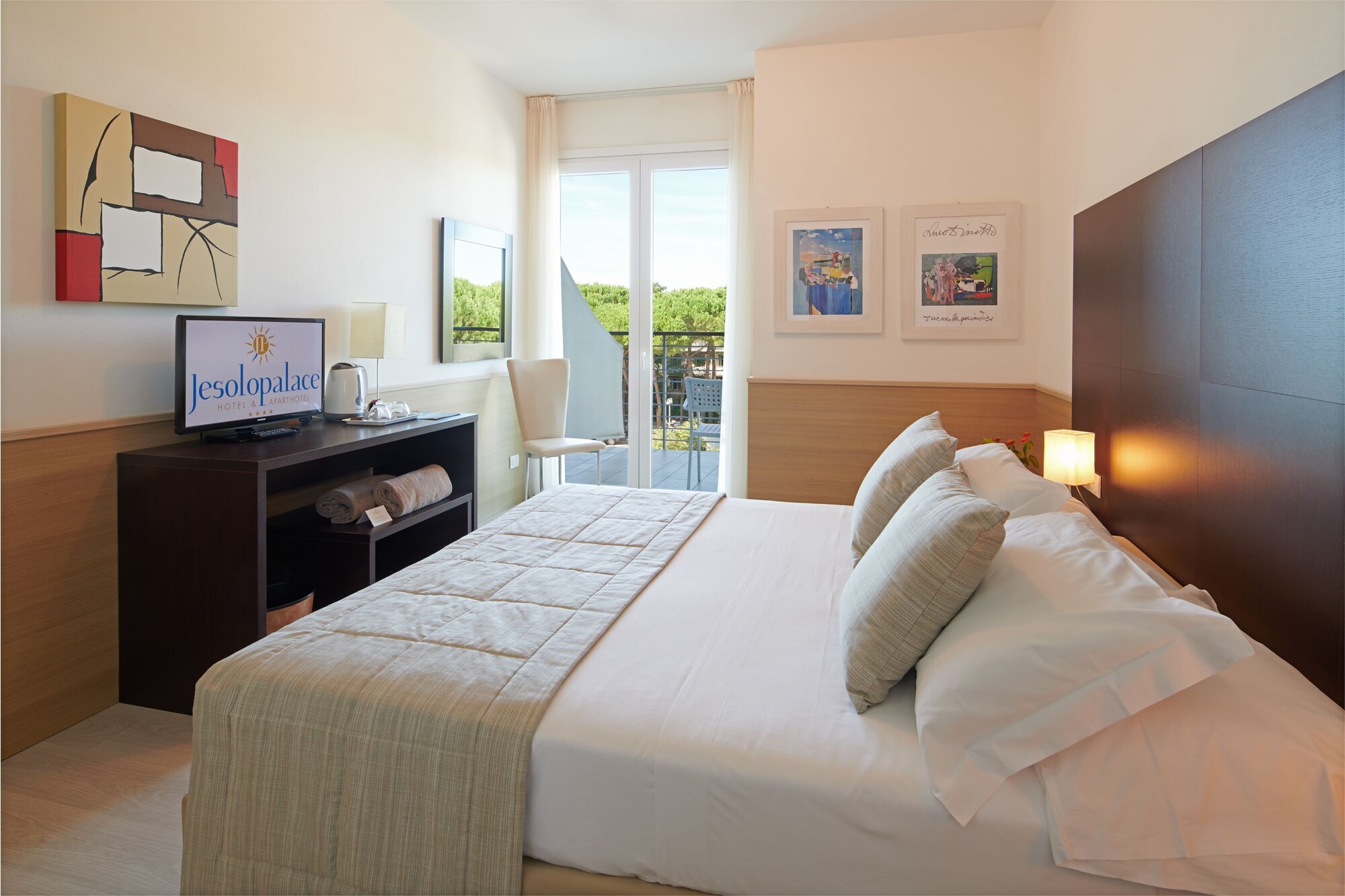CLASSIC, QUEEN BED, GARDEN VIEW
