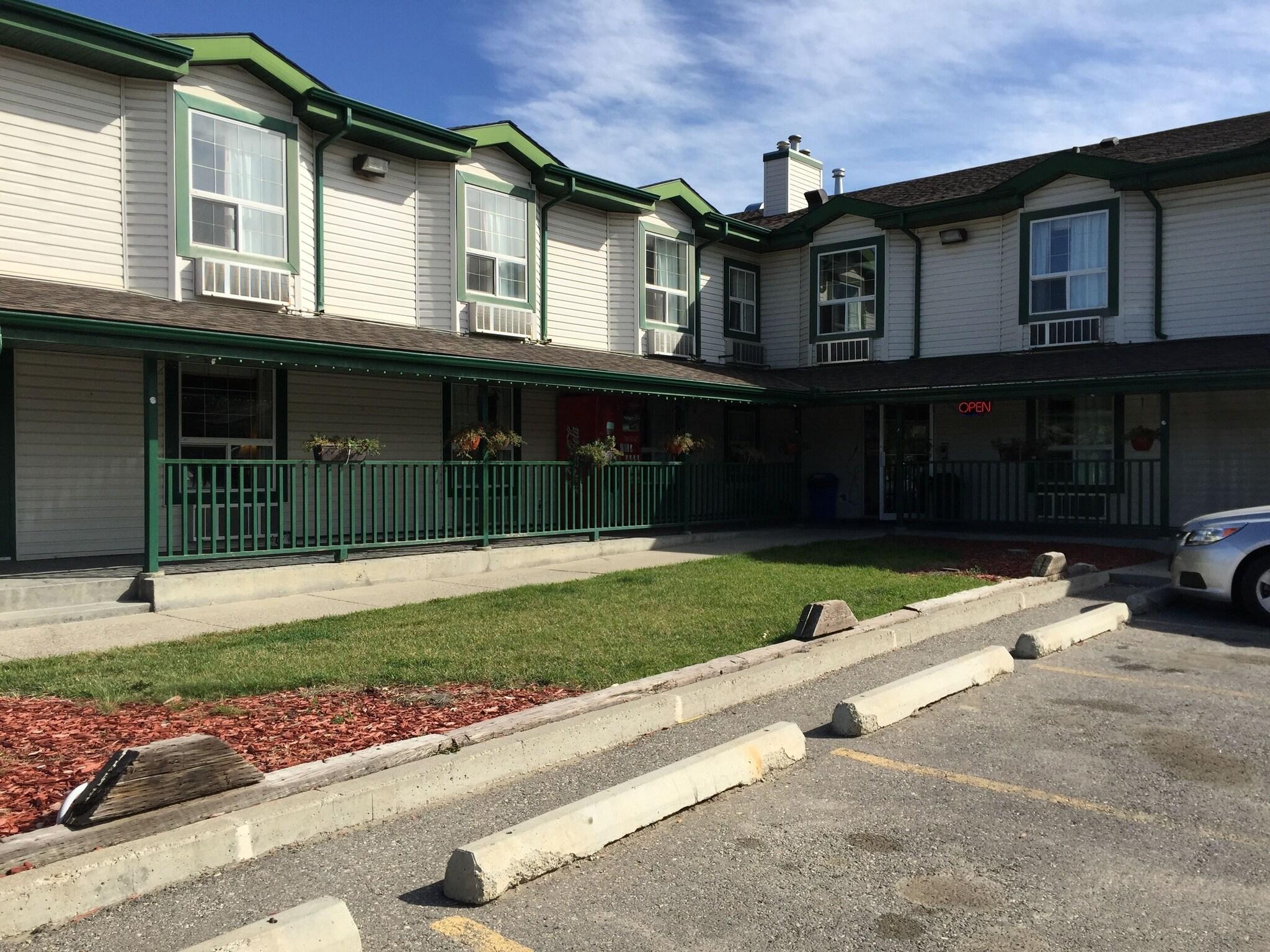 Econo Lodge Okotoks 16/17
