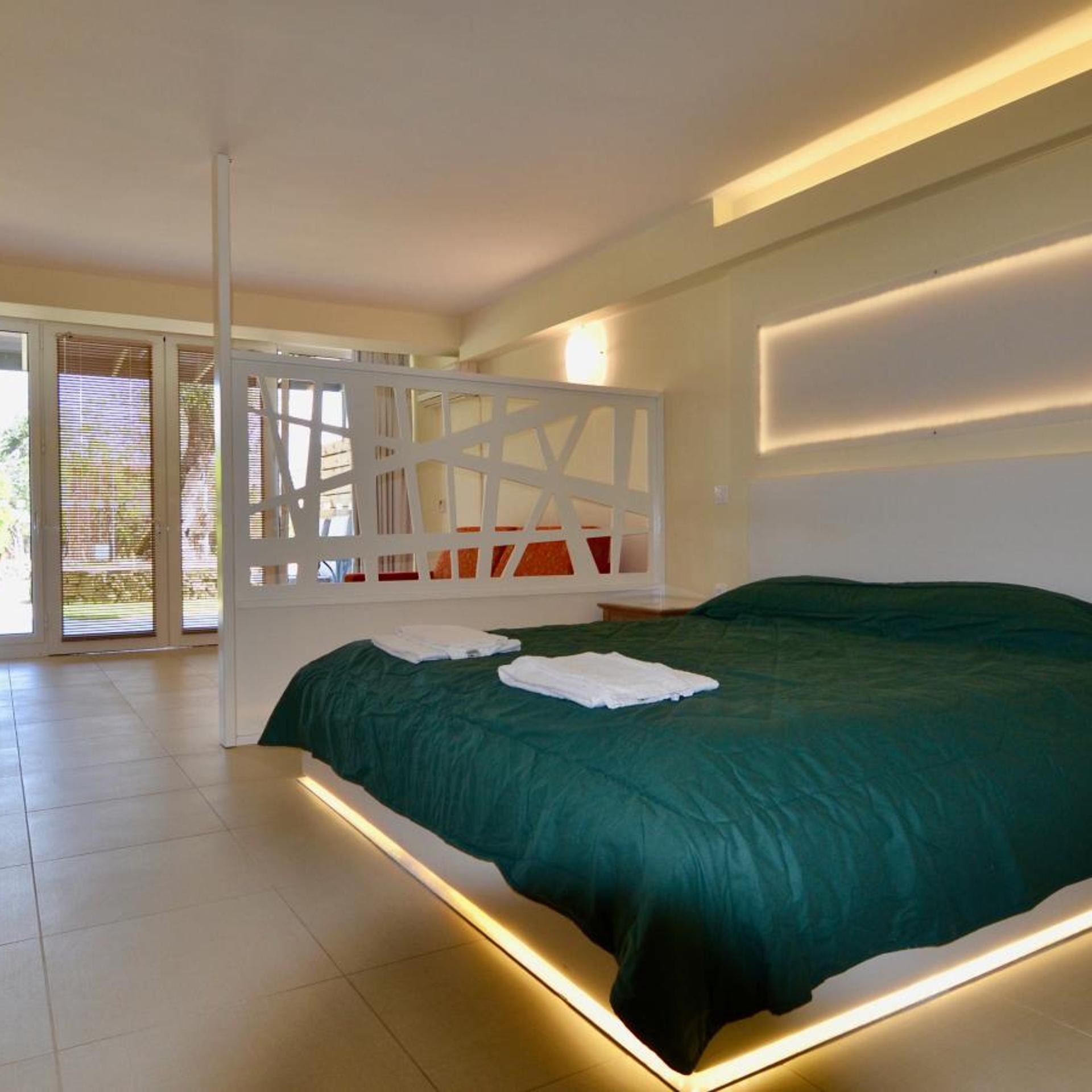 ROOM, QUEEN BED, POOL VIEW