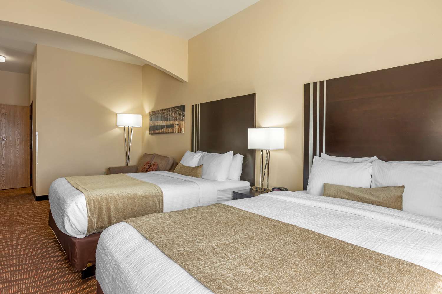 غرفة بسريرين كوين بحوض استحمام لذوي الإعاقة