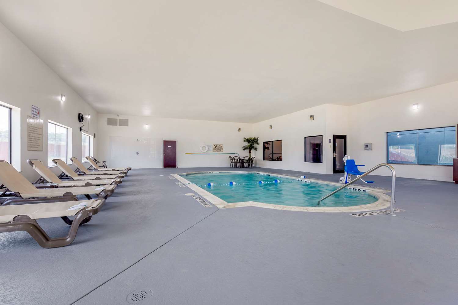 Comfort Suites Copperas Cove TX 24/32