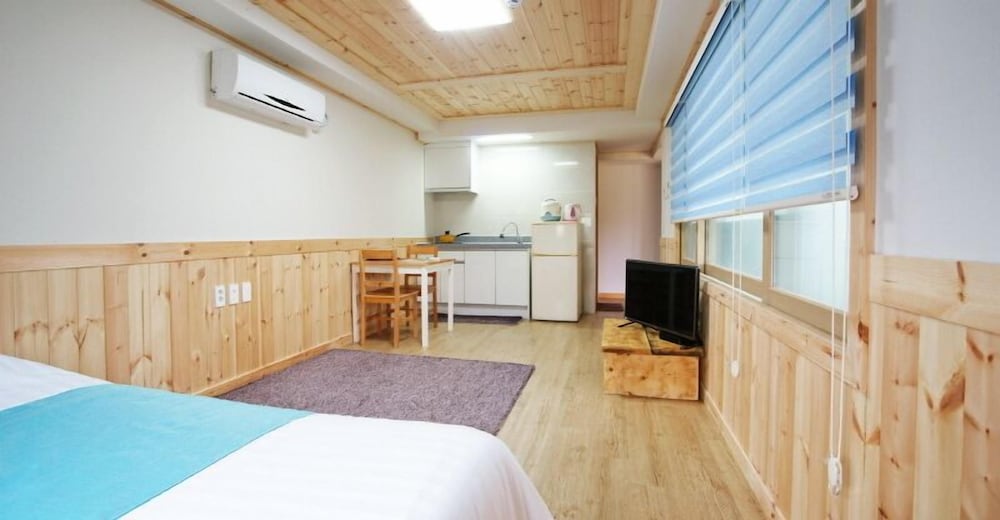Jeju Gotjawal Geomoon Oreum Pension 15/50