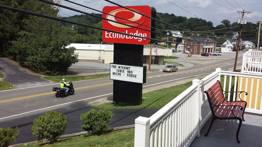 Econo Lodge Near Bluefield College 22/25