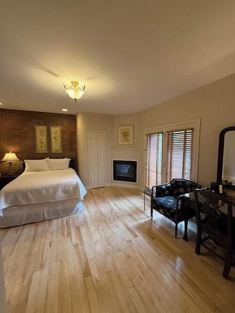 Church, Premium, Queen Bed, Street View, French Balcony, Hot Tub