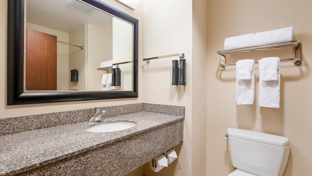 Best Western Plus Chain of Lakes Inn & Suites 13/32