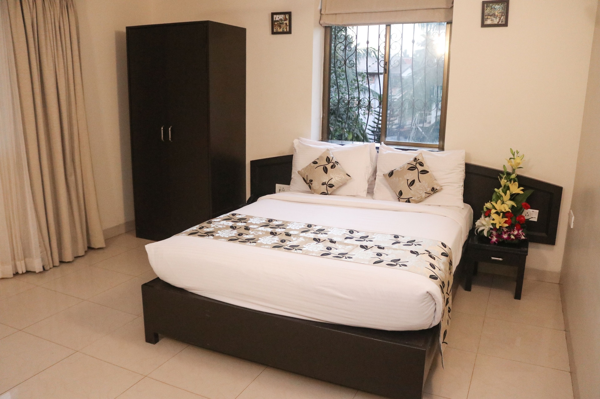 DELUXE, KING BED