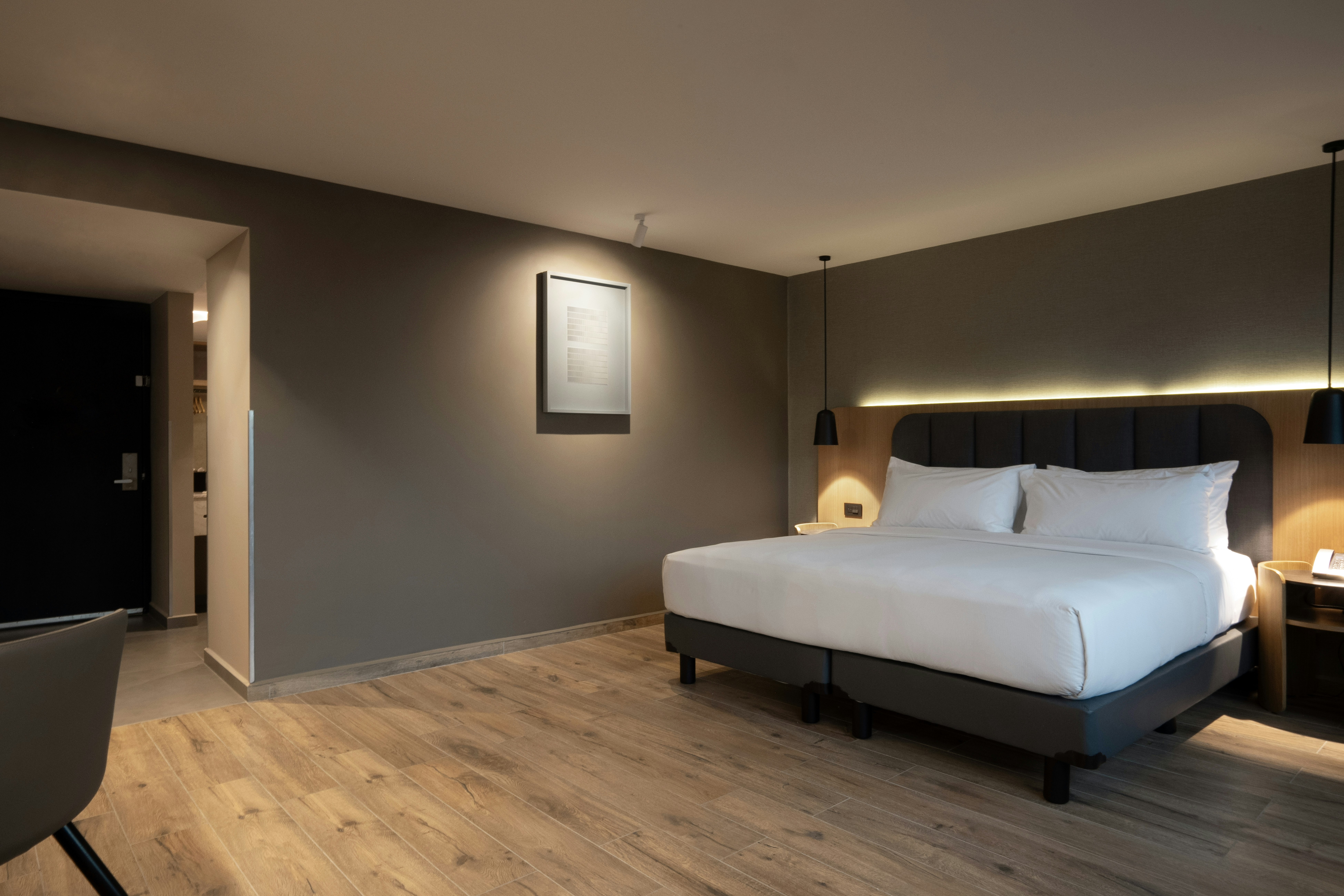 DELUXE, KING BED