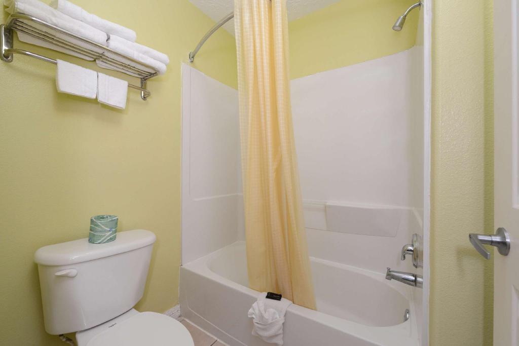 جناح بحوض جاكوزي بحوض استحمام، Americas Best Value Inn & Suites Waller Prairie View 8/10