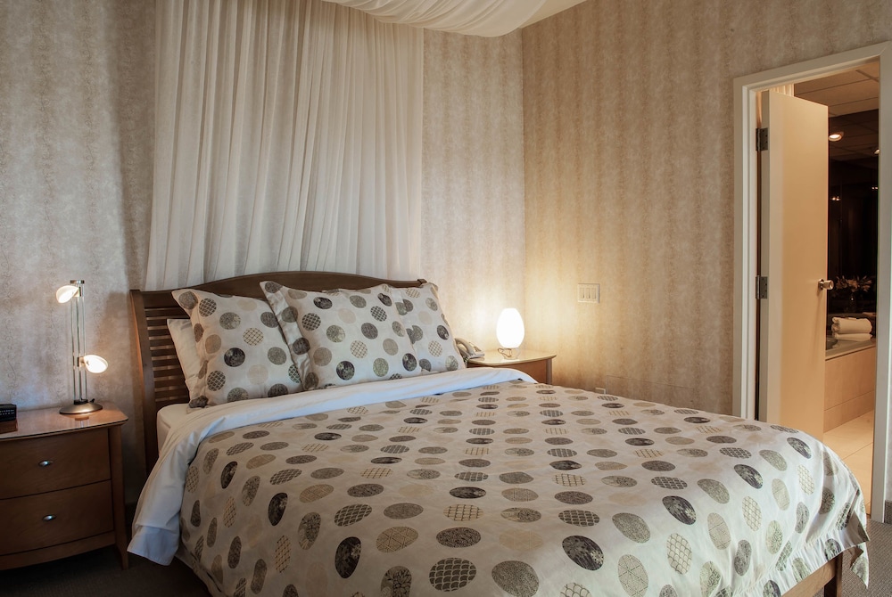 Suite, Queen Bed, 2 Sofa, Jetted Tub