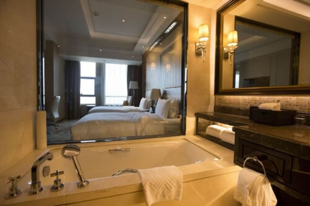 Hilton Nanjing 57/98