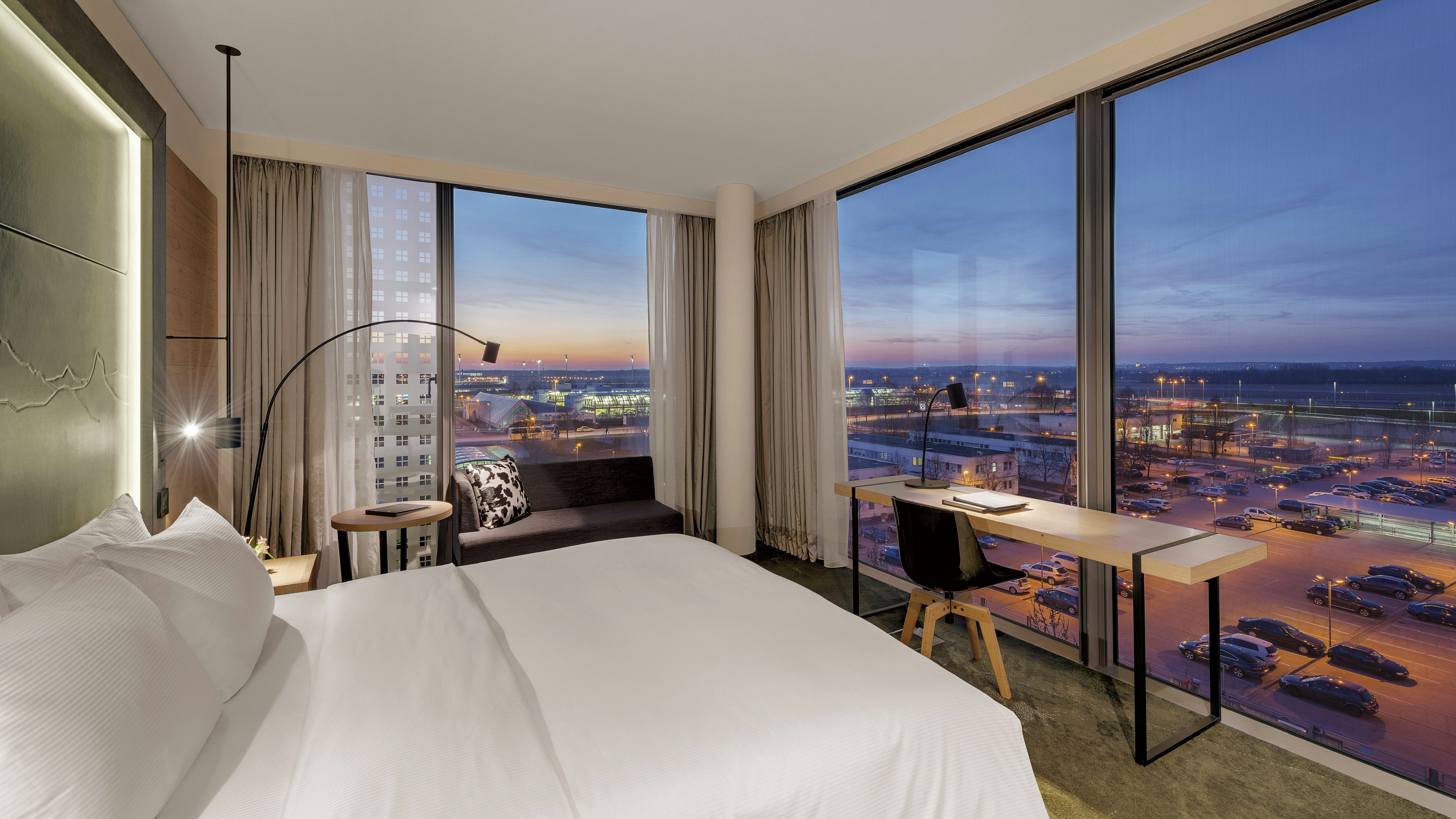 EXECUTIVE, KING BED, RUNWAY VIEW