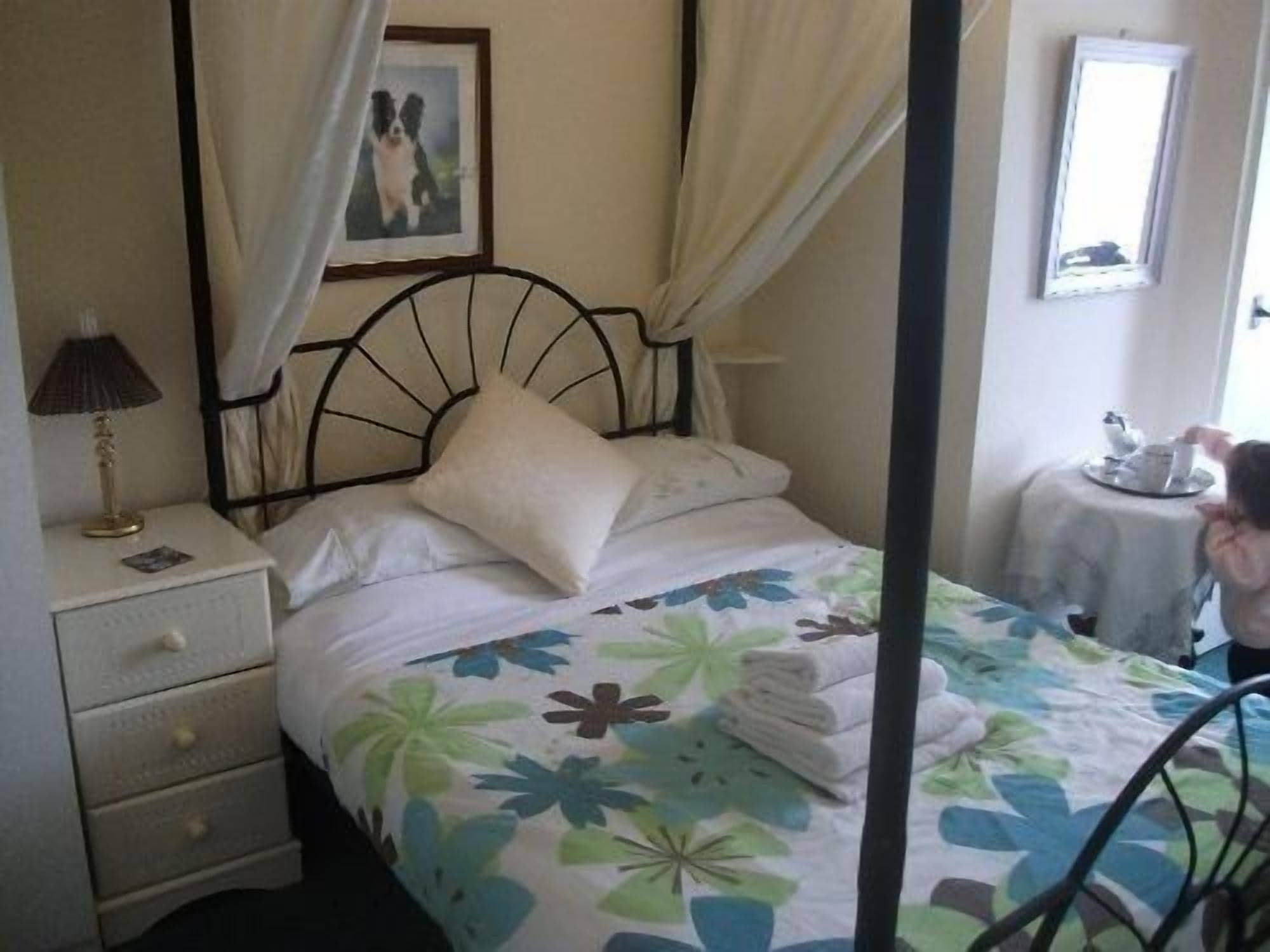 ROOM, DOUBLE BED
