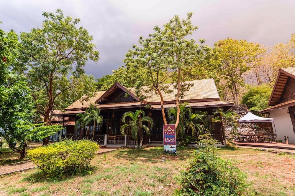 Arawan Riverside Hotel 64/65