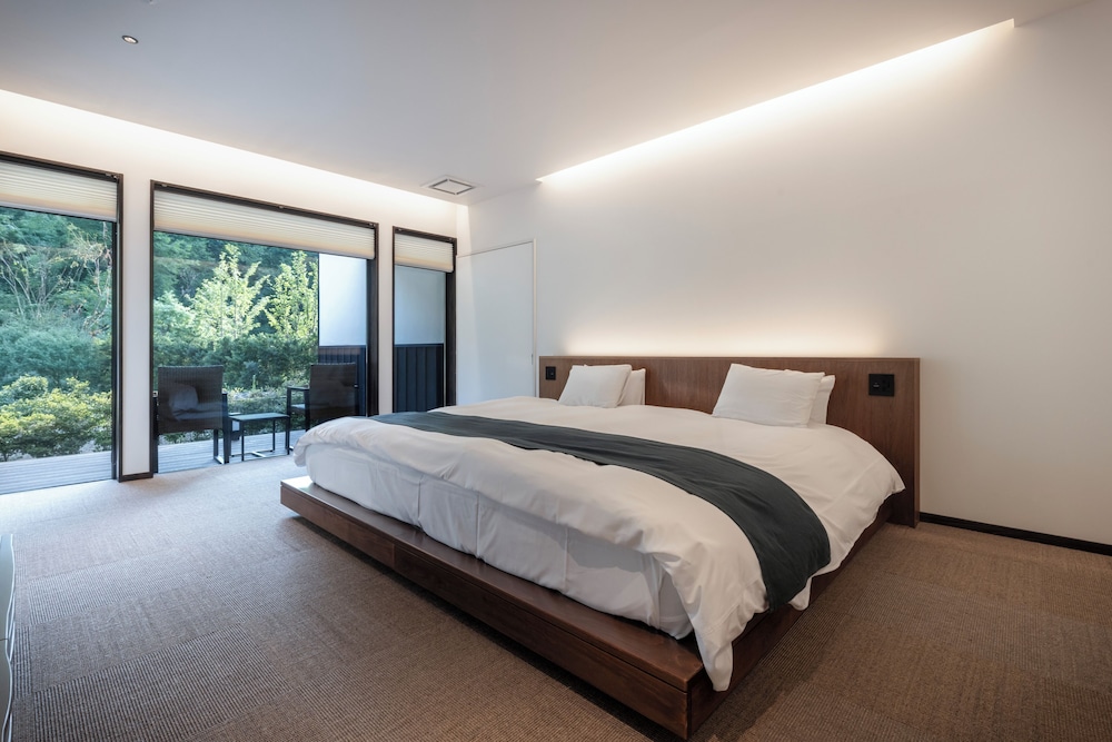 House, Queen Bed