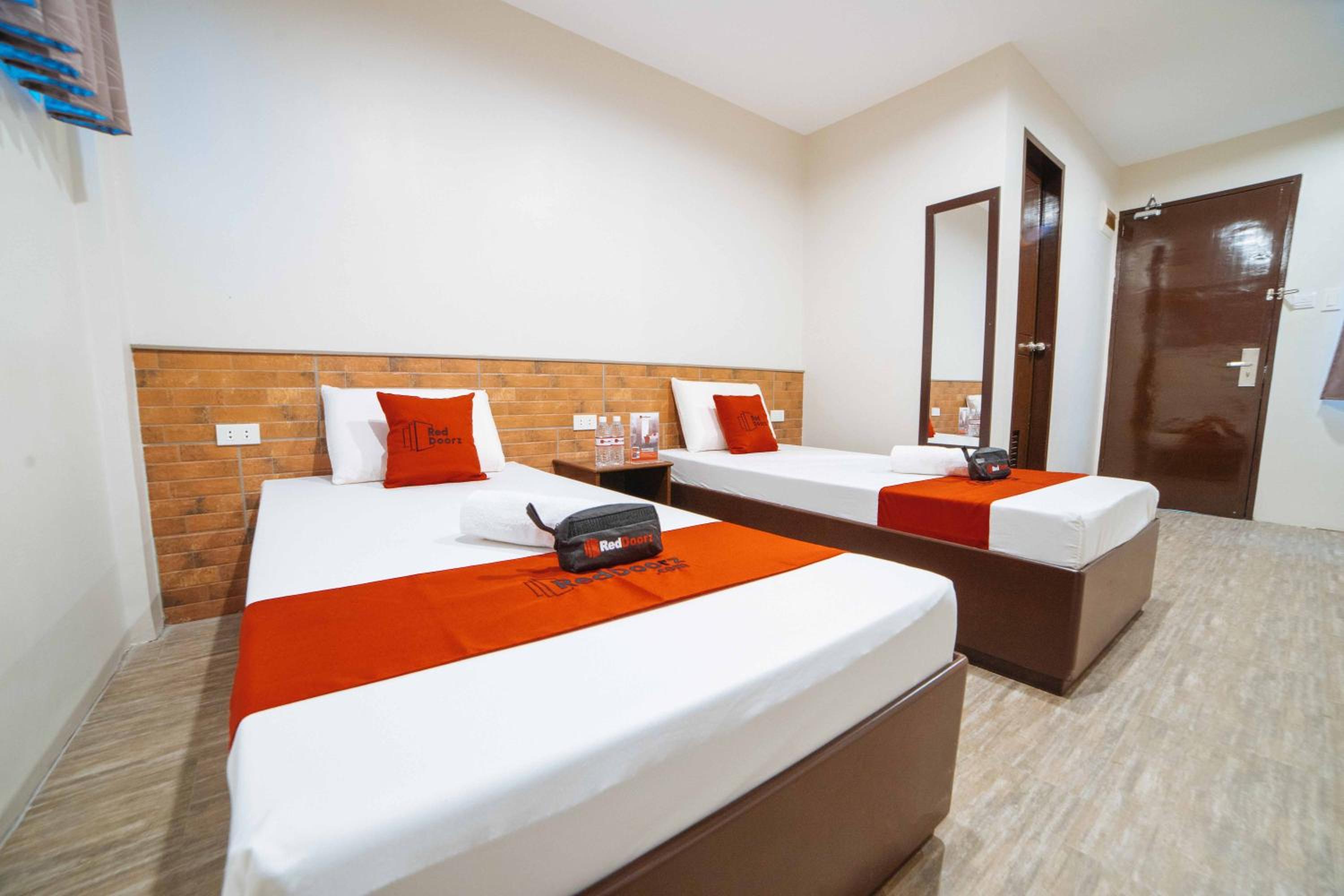 RedDoorz @ Traveler's Inn Bajada Davao 9/24