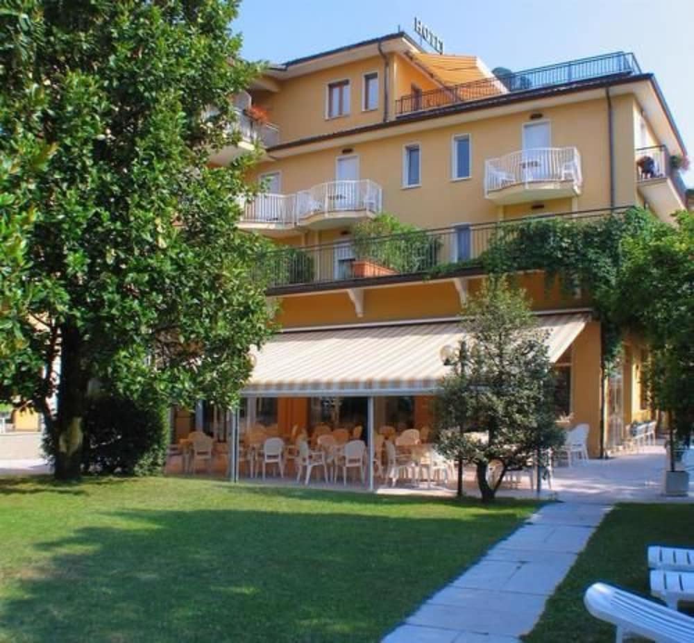 Hotel Bisesti 2/50