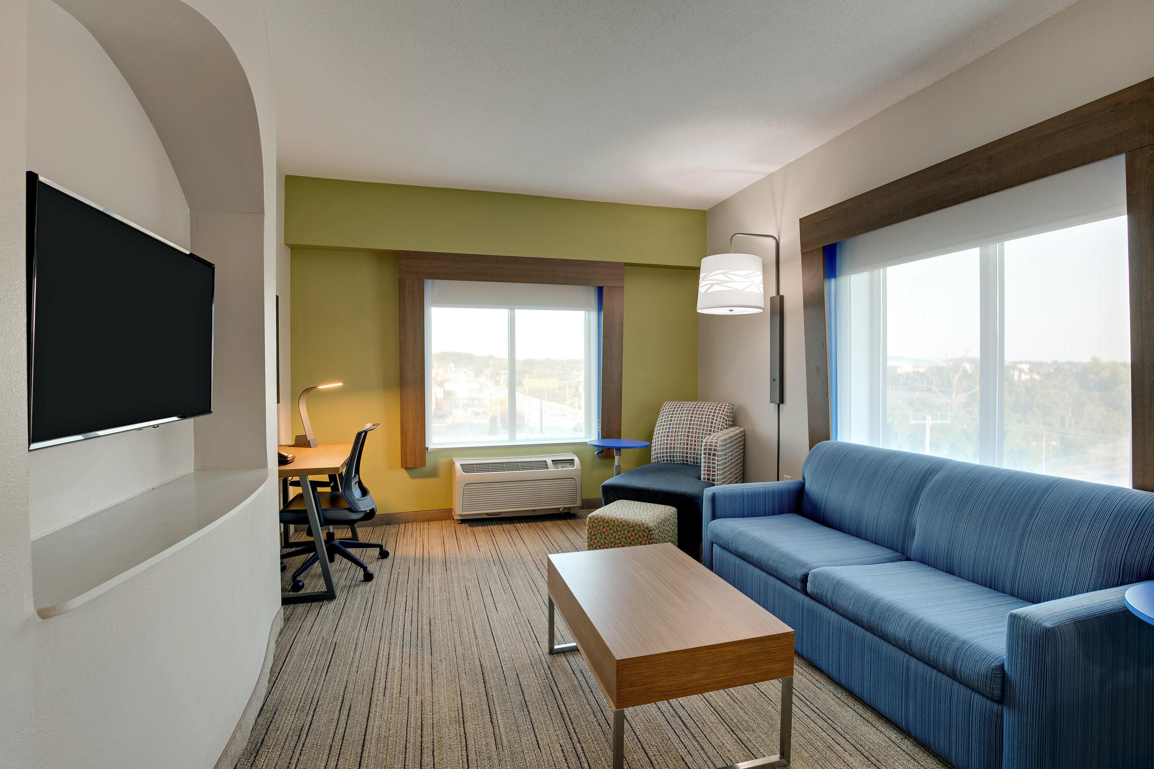 Holiday Inn Express Hotel and Suites Nashville-Opryland 40/64