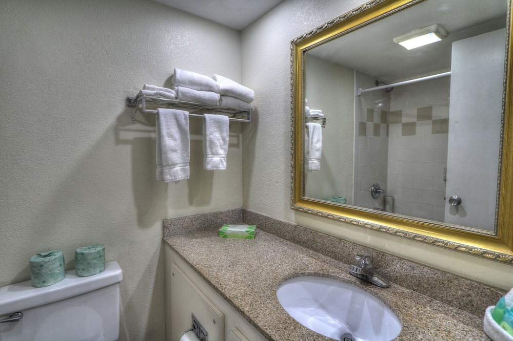 Crossroads Inn & Suites 33/68