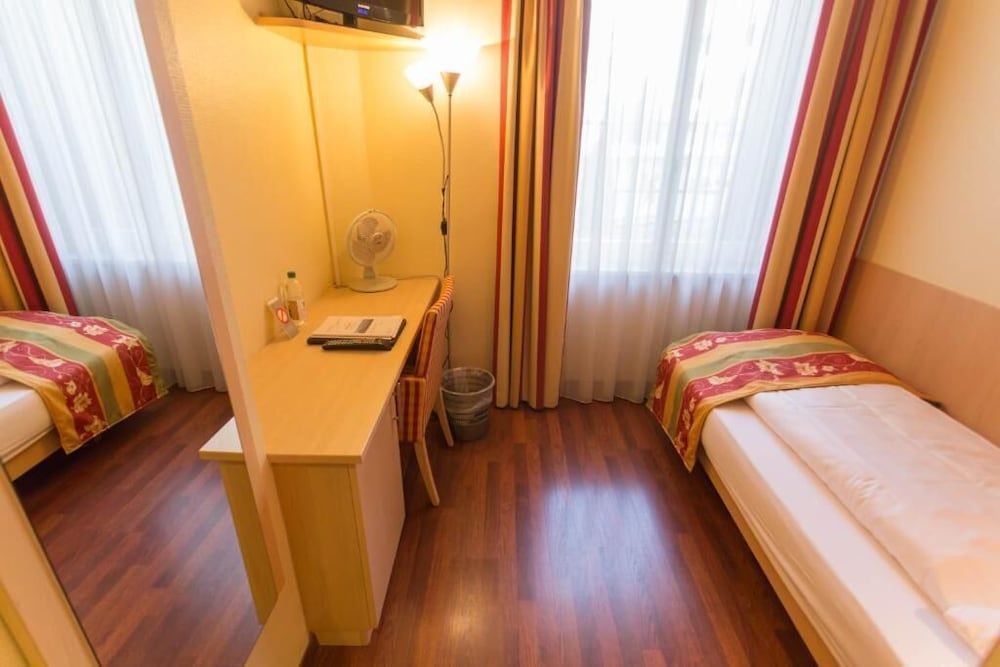 De La Paix Hotel 34/43