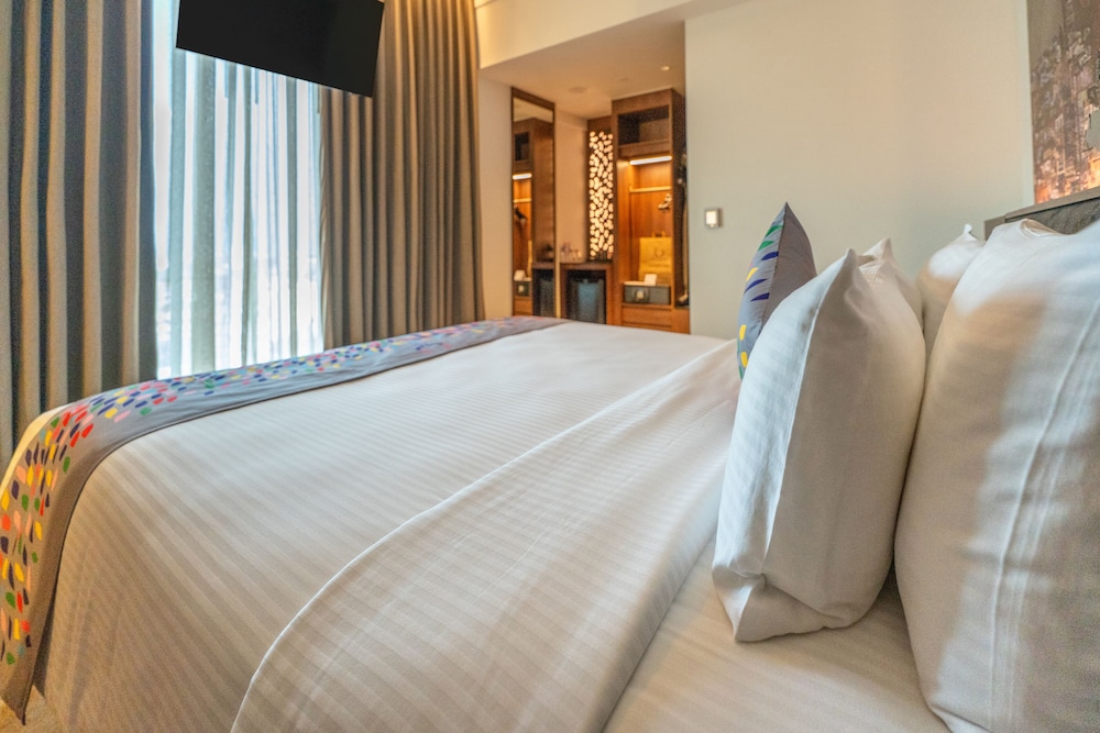DELUXE, TWIN BEDS, PARTIAL SEA VIEW