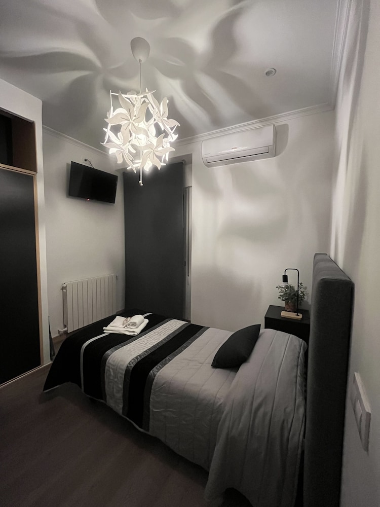 ROOM, SINGLE