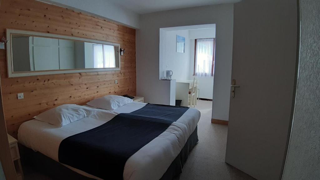 HÔTEL DE LA ROUTE VERTE 8/47