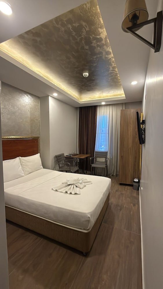 ROOM, SINGLE
