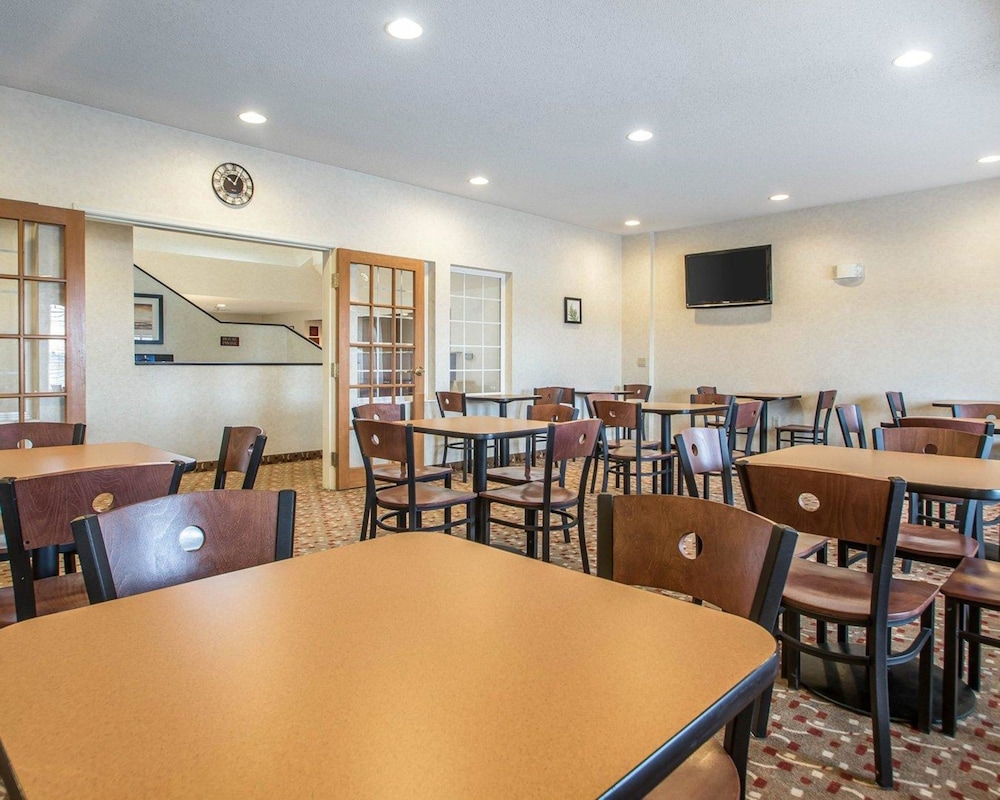 Sleep Inn Suites Green Bay Airport 25/36