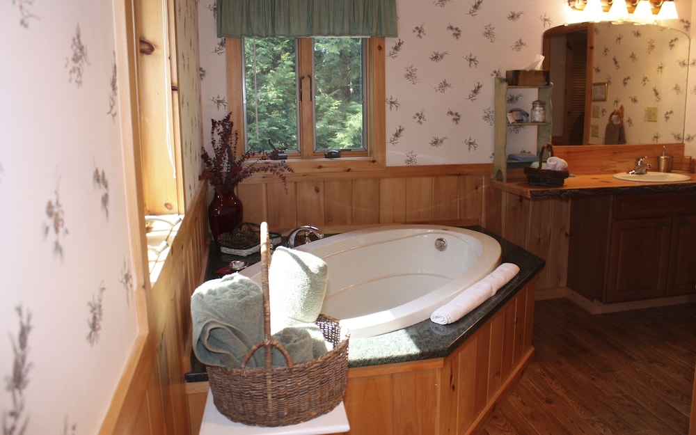 Kiwassa Lake Bed & Breakfast and Cabins 49/50