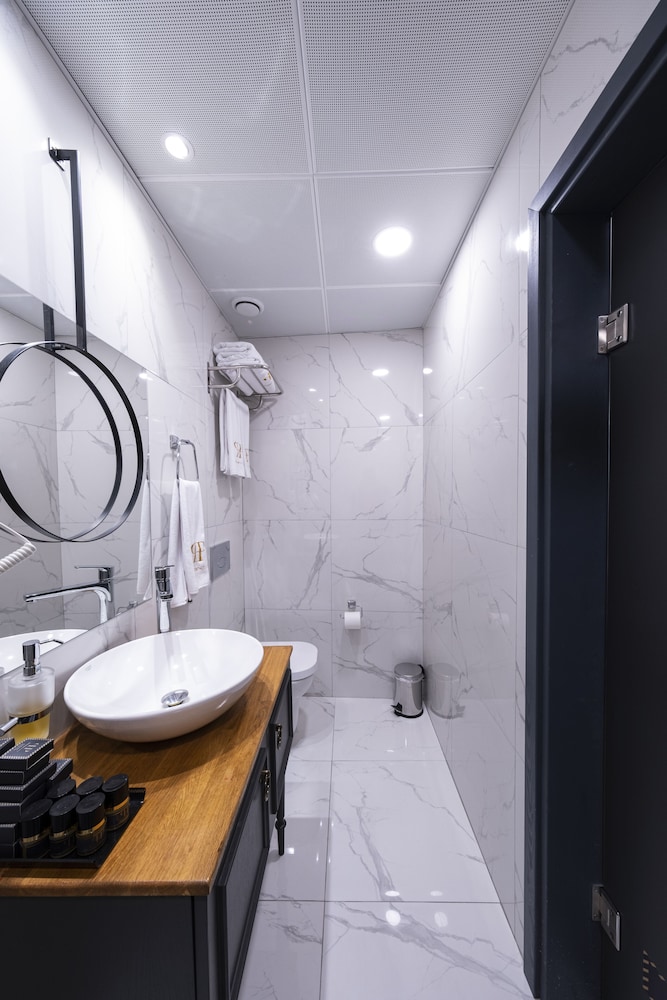 Ferman Port Hotel 49/50