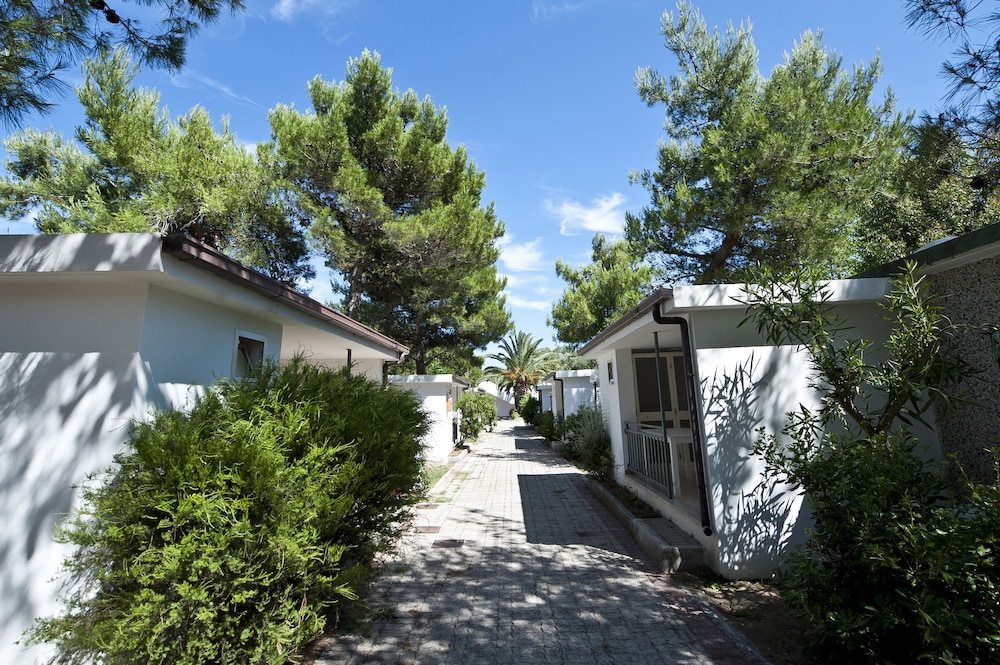 VILLAGGIO LE DIOMEDEE 57/70