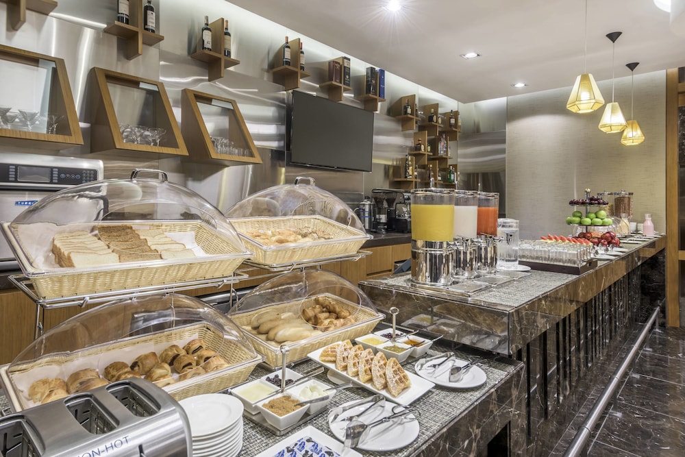 Courtyard By Marriott Bogota Airport 40/65