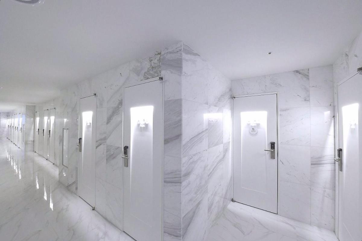 HOTEL 1 3/55
