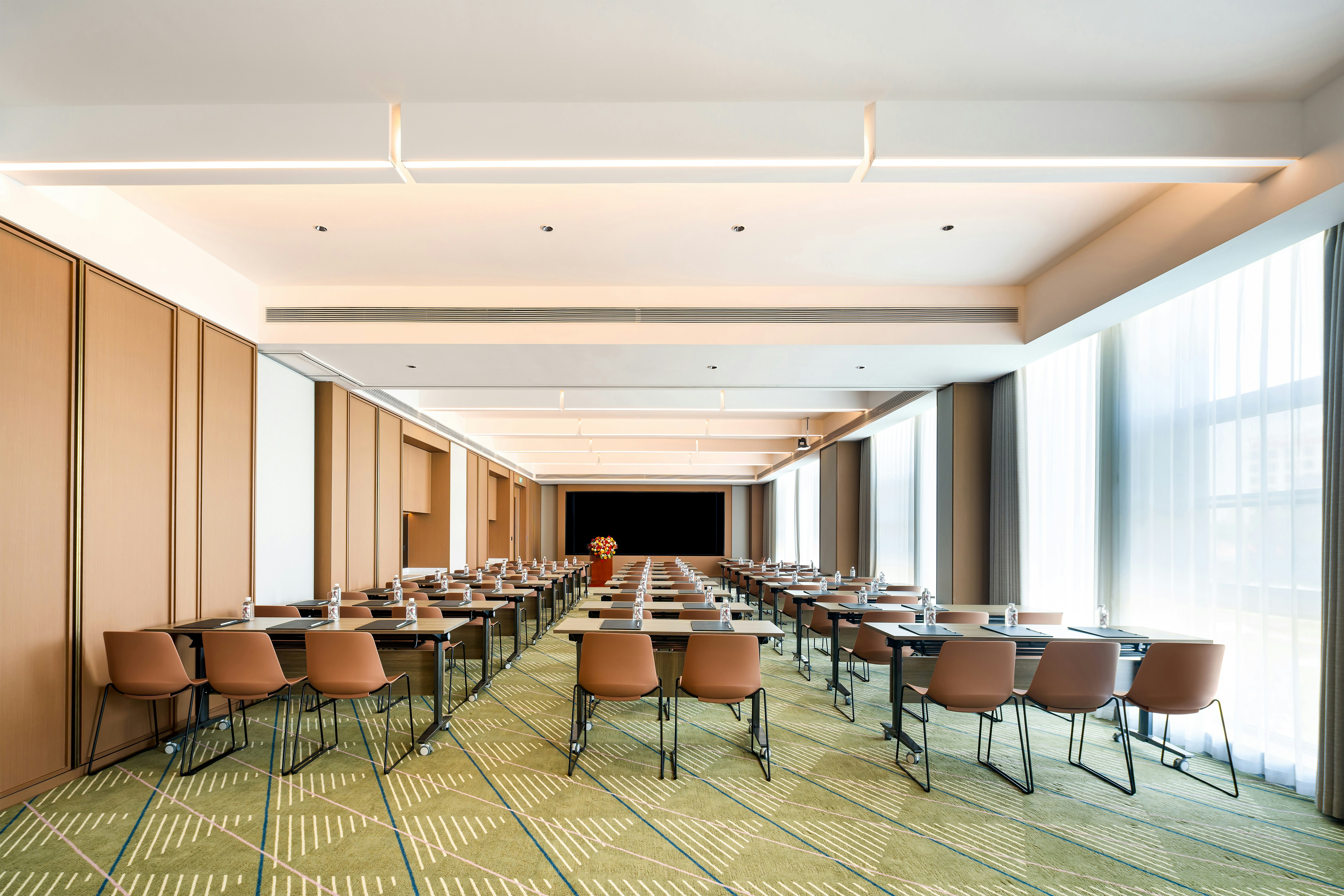 Hilton Garden Inn Xinyang East Railway Station 32/32
