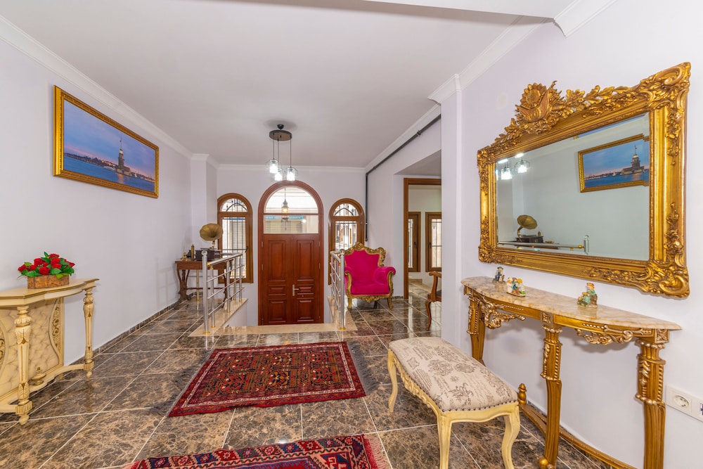 Saint George Boutique House 56/66