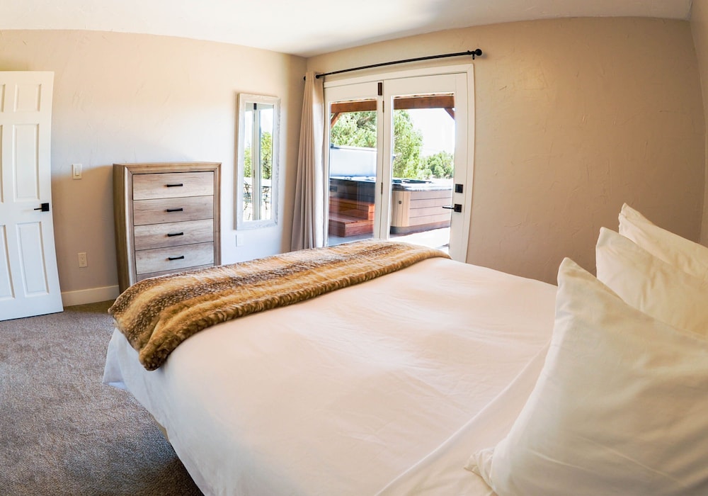Deluxe, House, 2 King Beds, 3 Queen Beds
