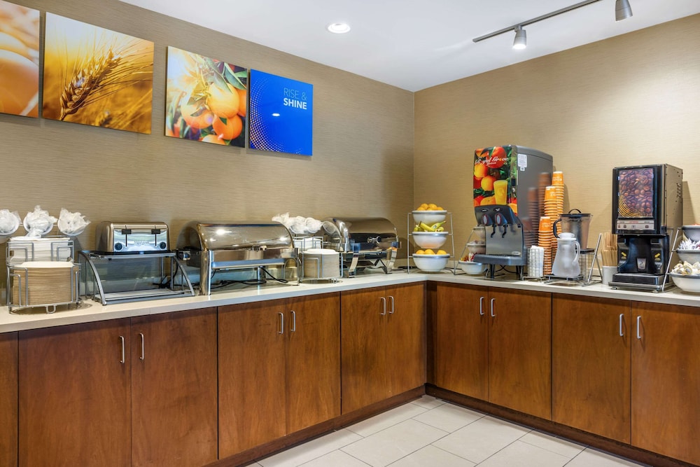 Comfort Inn & Suites At Crossplex Village 28/50