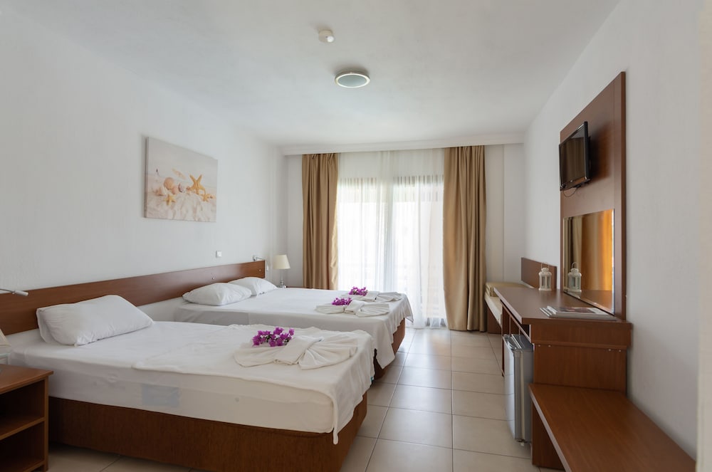 Selvi Beach Hotel 8/48