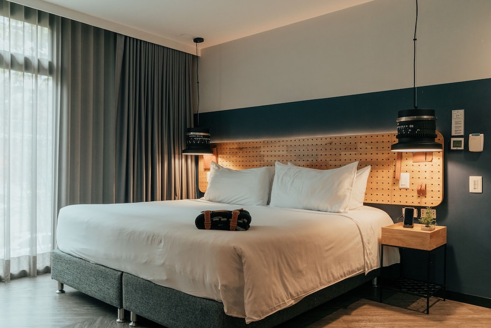 DELUXE, SUITE, KING BED, XL