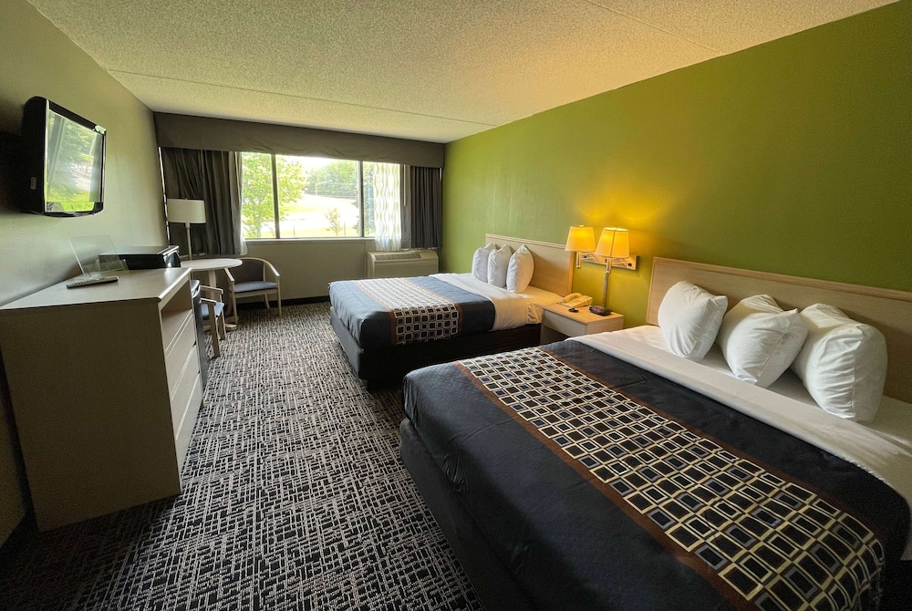 Wingate by Wyndham Lake George 13/63