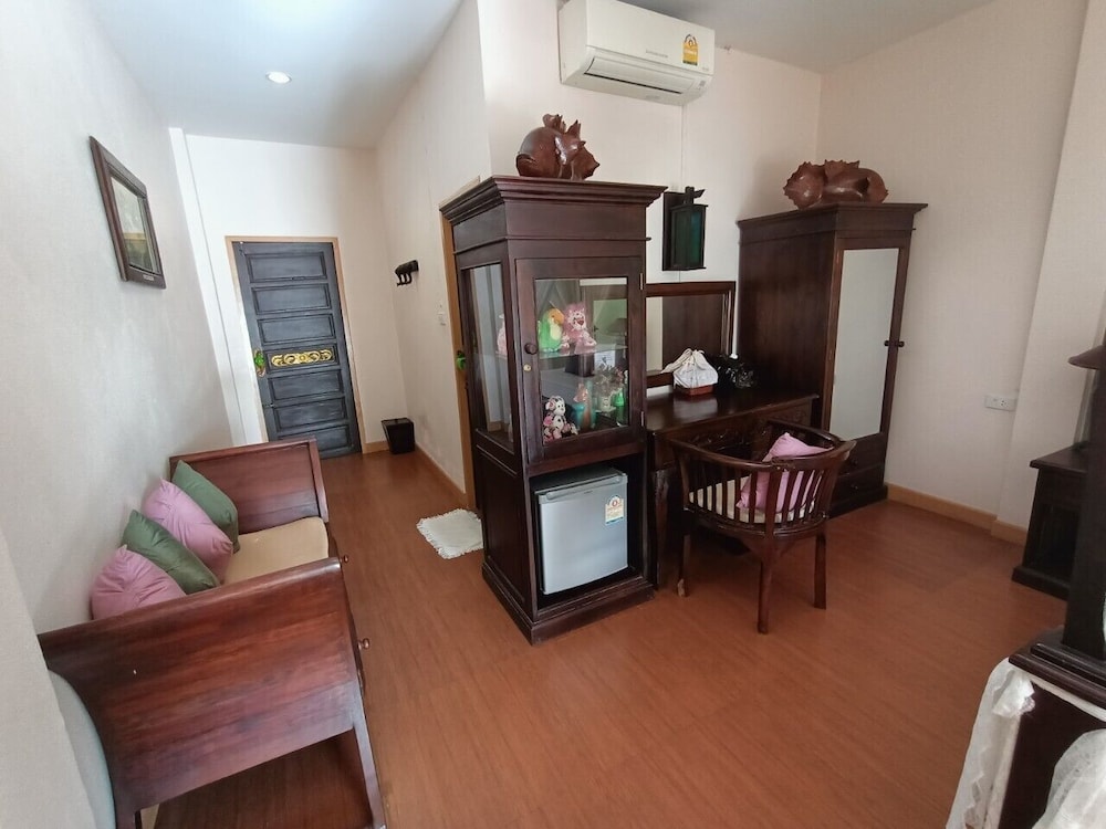 P Paradise Hotel 29/50