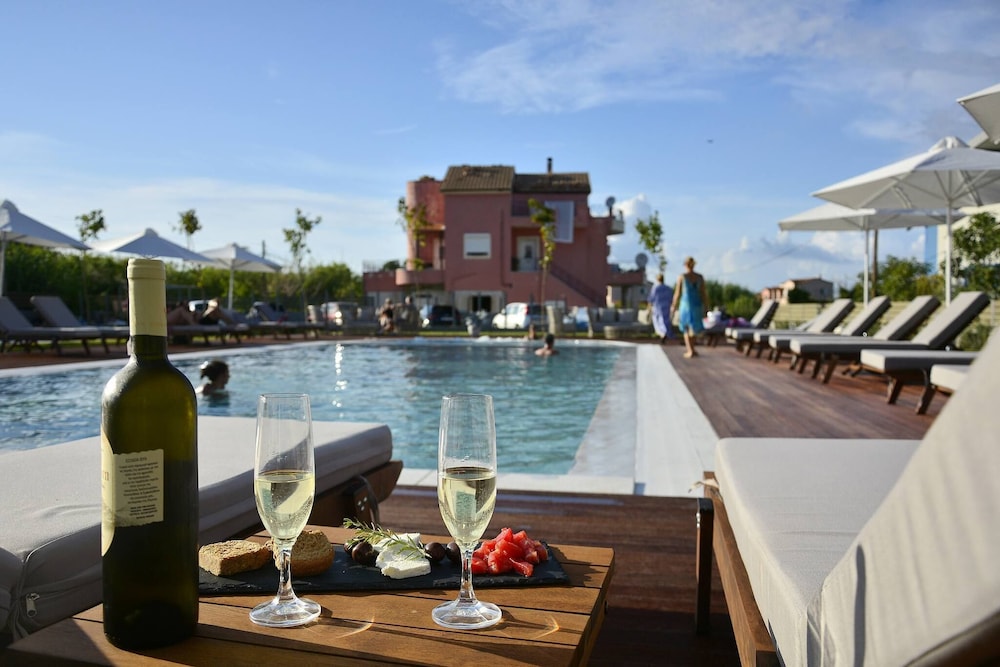 V Luxury Suites 37/50