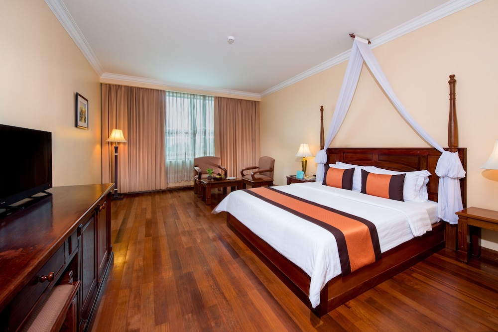 DELUXE, DOUBLE OR TWIN BED