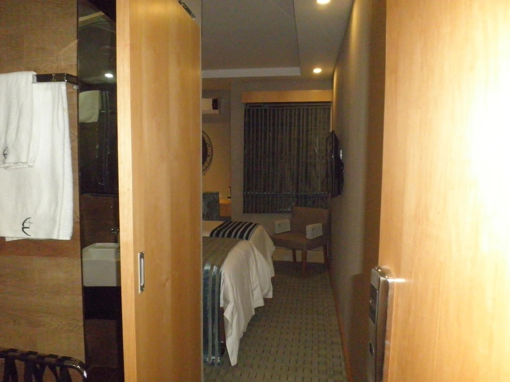 Aquarian Tide Hotel 43/44