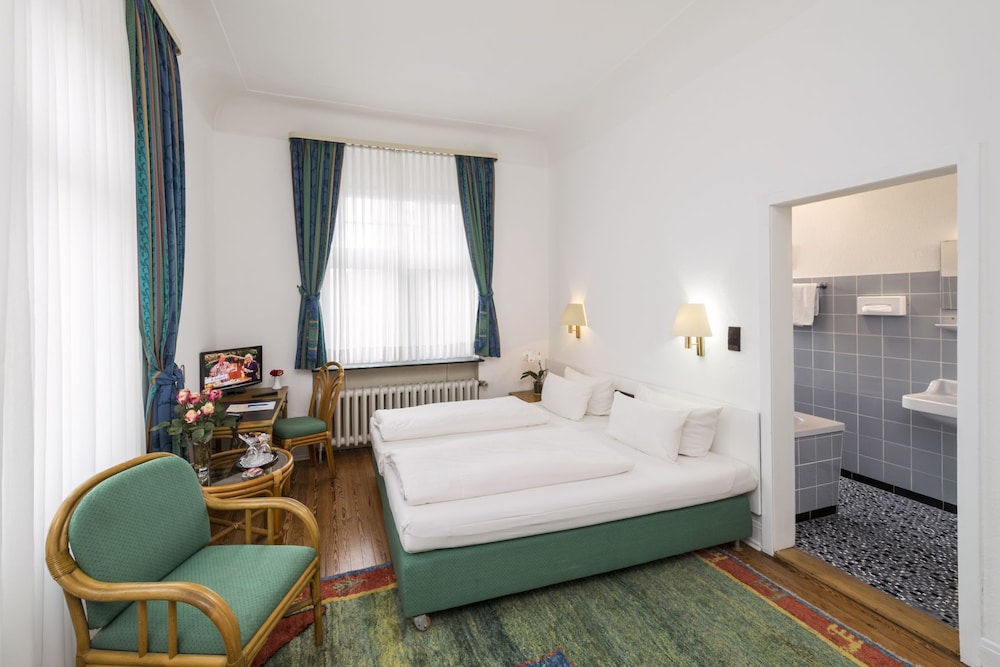 BUSINESS, DOUBLE BED