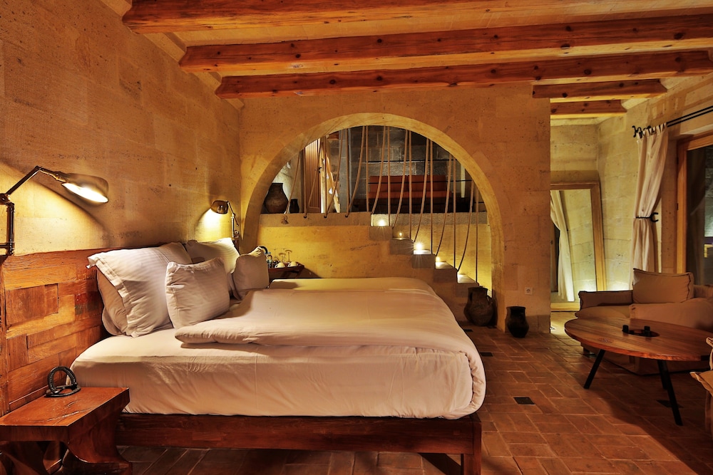 MILLSTONE CAVE SUITES 25/77