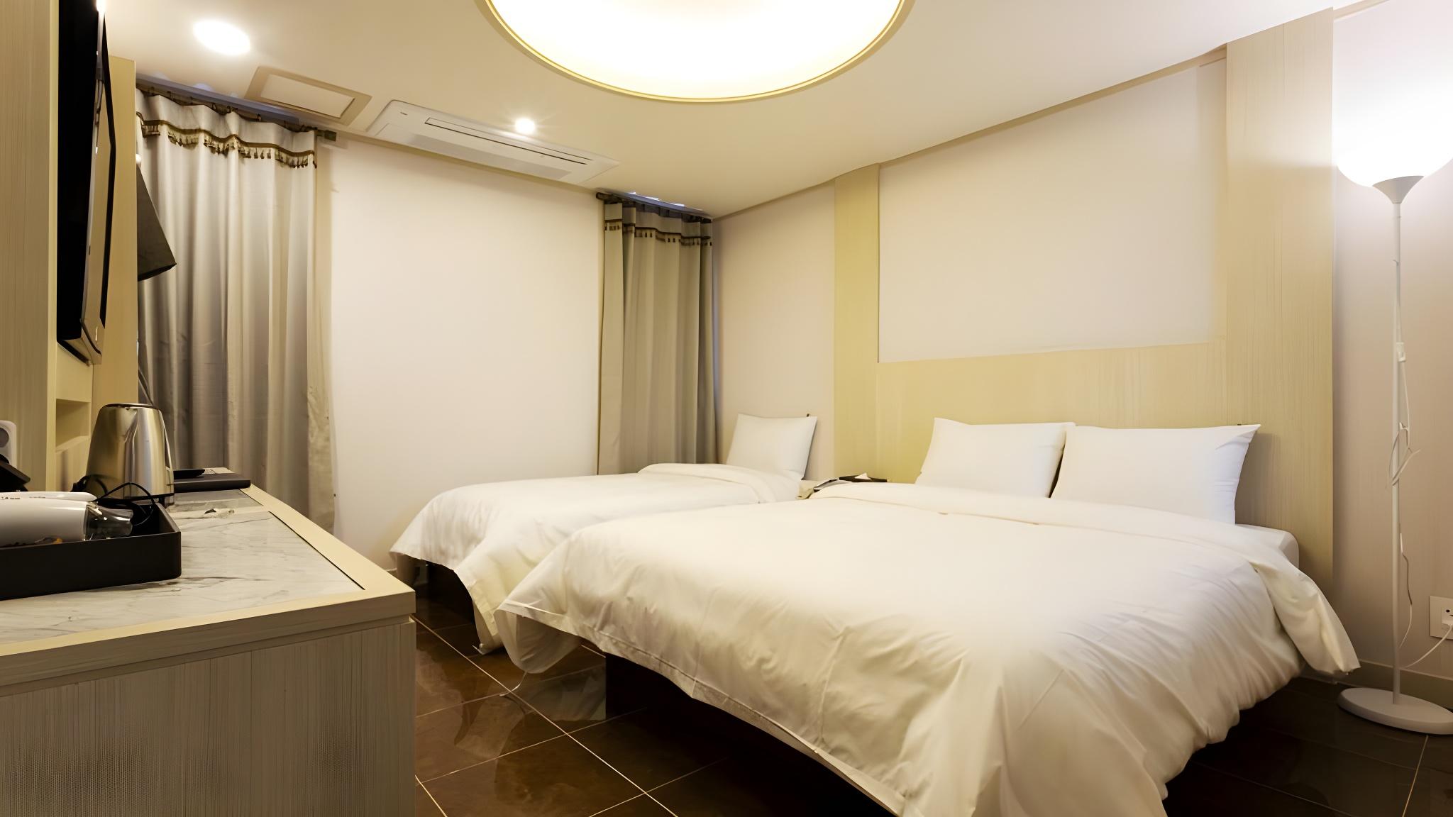 ROOM, TWIN BEDS