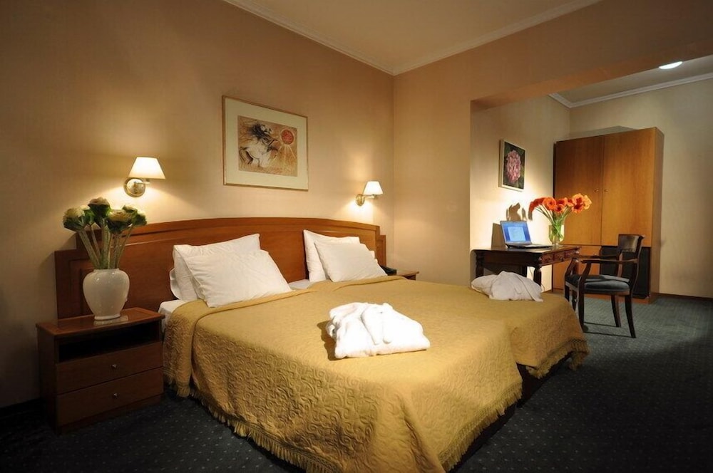 ROOM, TWIN BEDS