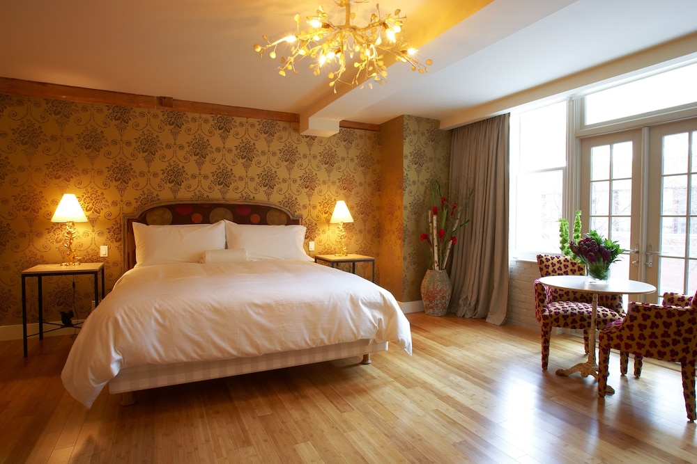 FEMALE DORM, POOL, SPA, DELUXE, KING BED